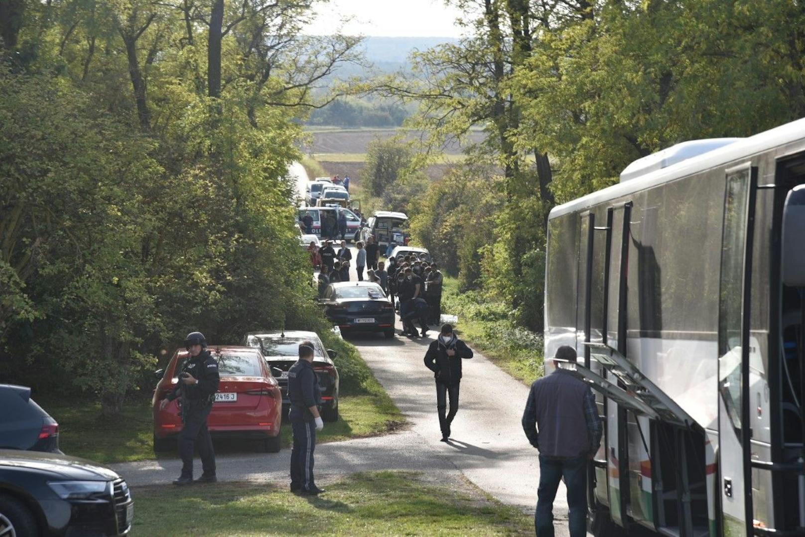 In Siegendorf wurde am Dienstag (19.10.2021) ein Kleinbus gestoppt. Darin befanden sich 30 zusammengepferchte Personen, zwei von ihnen waren bereits tot. 