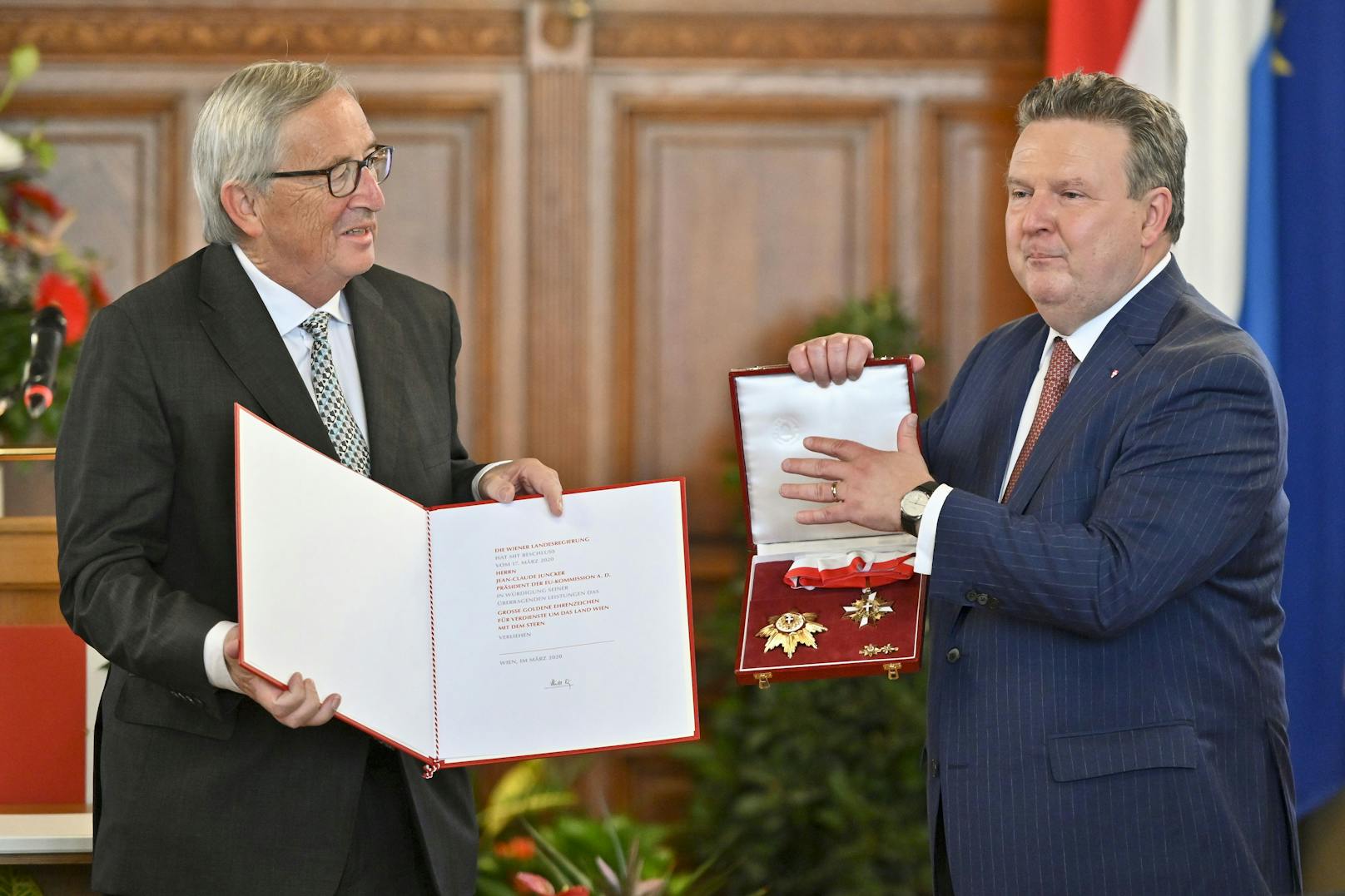 Dem früheren EU-Kommissionspräsident Jean-Claude Juncker wurde am 19. Oktober das "Große Goldene Verdienstzeichen um das Land Wien mit Stern" durch Bürgermeister Michael Ludwig überreicht.
