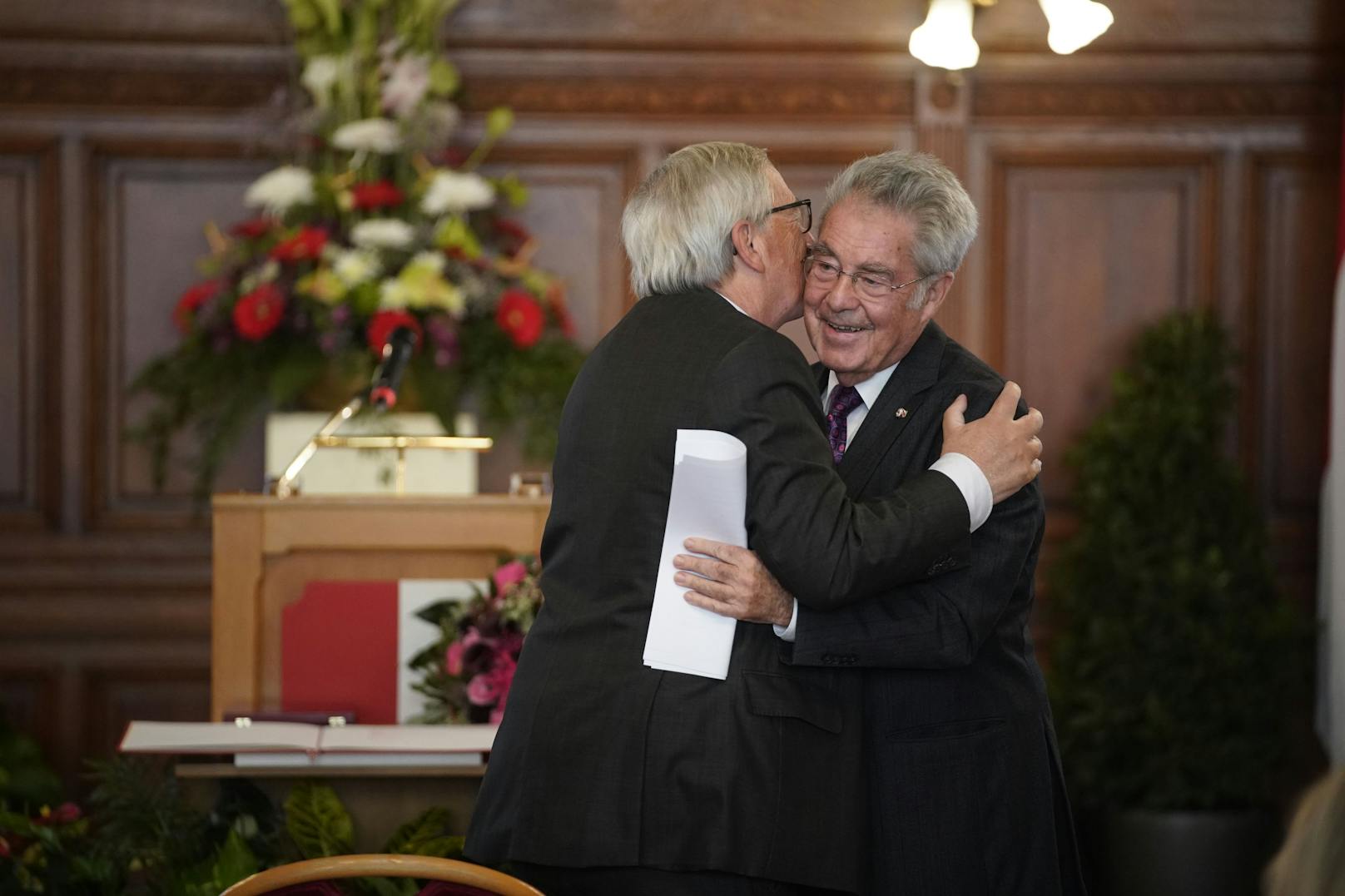 Jean-Claude Juncker bedankte sich mit einem Schmuser.