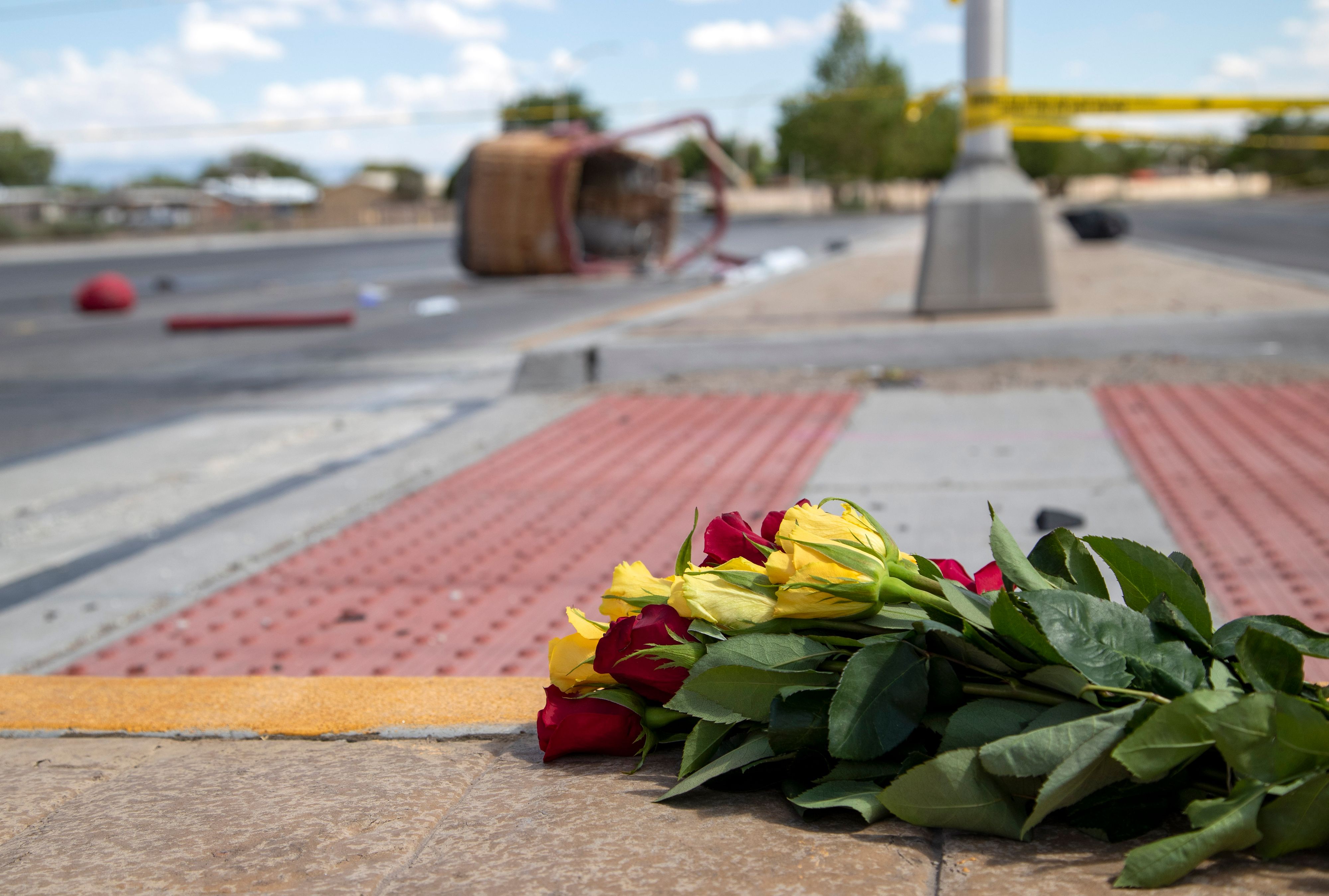 Download von www.picturedesk.com am 19.10.2021 (18:17).  FILE - In this June 26, 2021, file photo, a bouquet of flowers from a mourner is placed near the basket of a hot air balloon which crashed in Albuquerque, N.M. A report from the Federal Aviation Administration shows the pilot of a hot air balloon that crashed in New Mexico in June had marijuana and cocaine in his system. Pilot Nicholas Meleski died along with his four passengers after the balloon was seen descending in the sky above Albuquerque. It hit power lines on the way down before crashing into a busy intersection. (AP Photo/Andres Leighton, File) - 20210626_PD18521 - Rechteinfo: Rights Managed (RM)