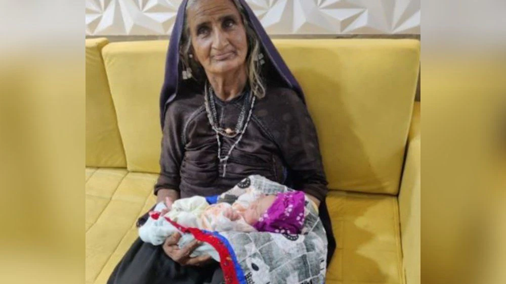 Die 70-Jährige ist sichtlich glücklich.