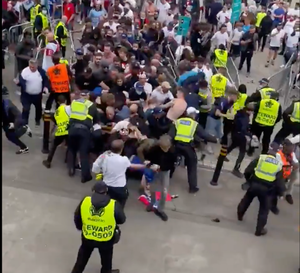 Ausschreitungen vor dem Wembley Stadion. Auch im Inneren spielten sich beim Finale hässliche Szenen ab.