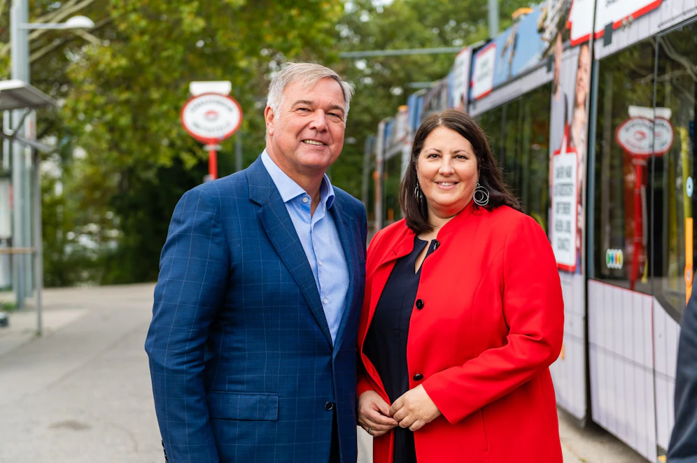Alles auf Schiene für die Info-Kampagne der Stadt zum Wiener Wohnbau.Wirtschaftskammer Wien-Präsident Walter Ruck und Wohnbaustadträtin Kathrin Gaal stellten nun die gebrandeten Bims vor.