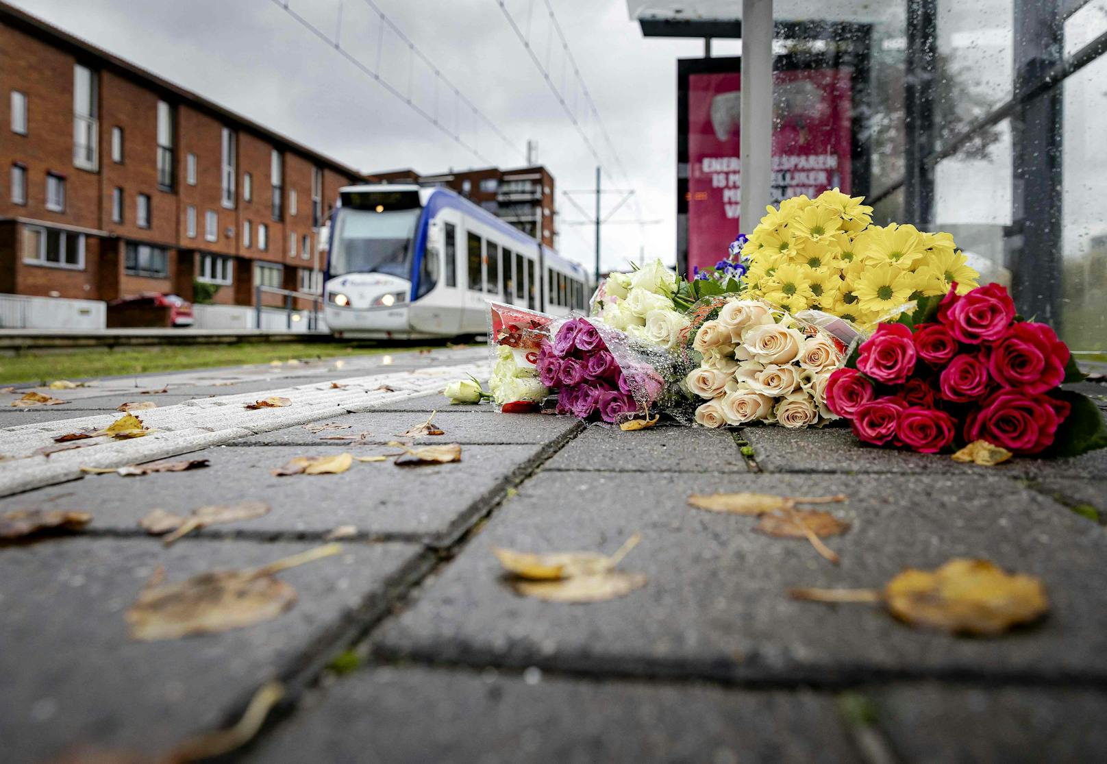 In den Niederlanden haben offenbar drei junge Männer einen 39-Jährigen vor eine Straßenbahn gestoßen.