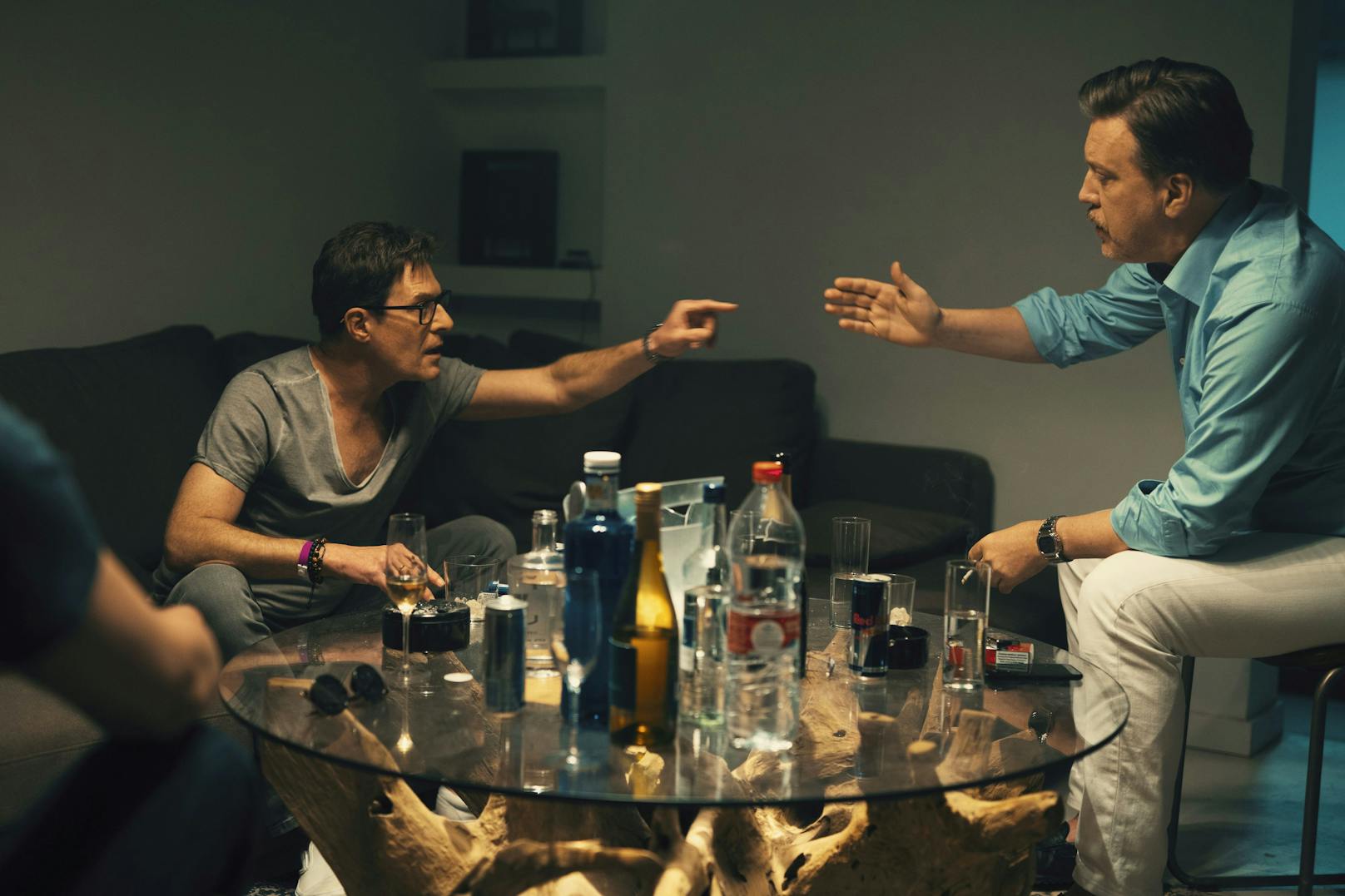 Andreas Lust (als Heinz-Christian Strache) und Nicholas Ofczarek (als Ermittler Julian H.) in der Ibiza-Finca.
