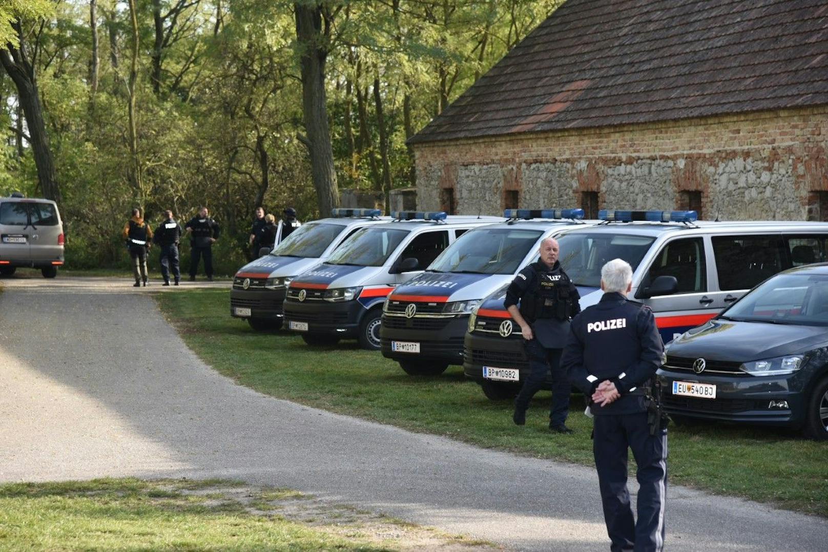In Siegendorf im Bezirk Eisenstadt wurde am Dienstag (19.10.2021) ein Kleinbus gestoppt. Darin befanden sich 30 zusammengepferchte Personen, zwei von ihnen waren bereits tot. 