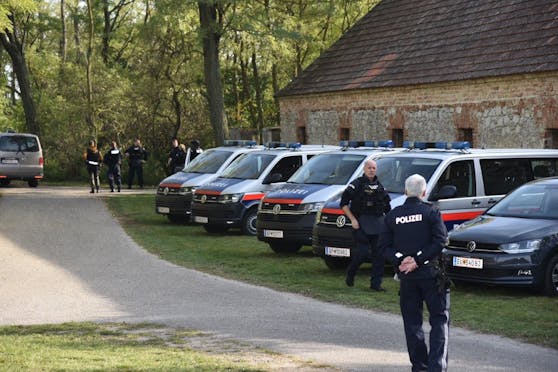 In Siegendorf im Bezirk Eisenstadt wurde am Dienstag (19.10.2021) ein Kleinbus gestoppt. Darin befanden sich 30 zusammengepferchte Personen, zwei von ihnen waren bereits tot.