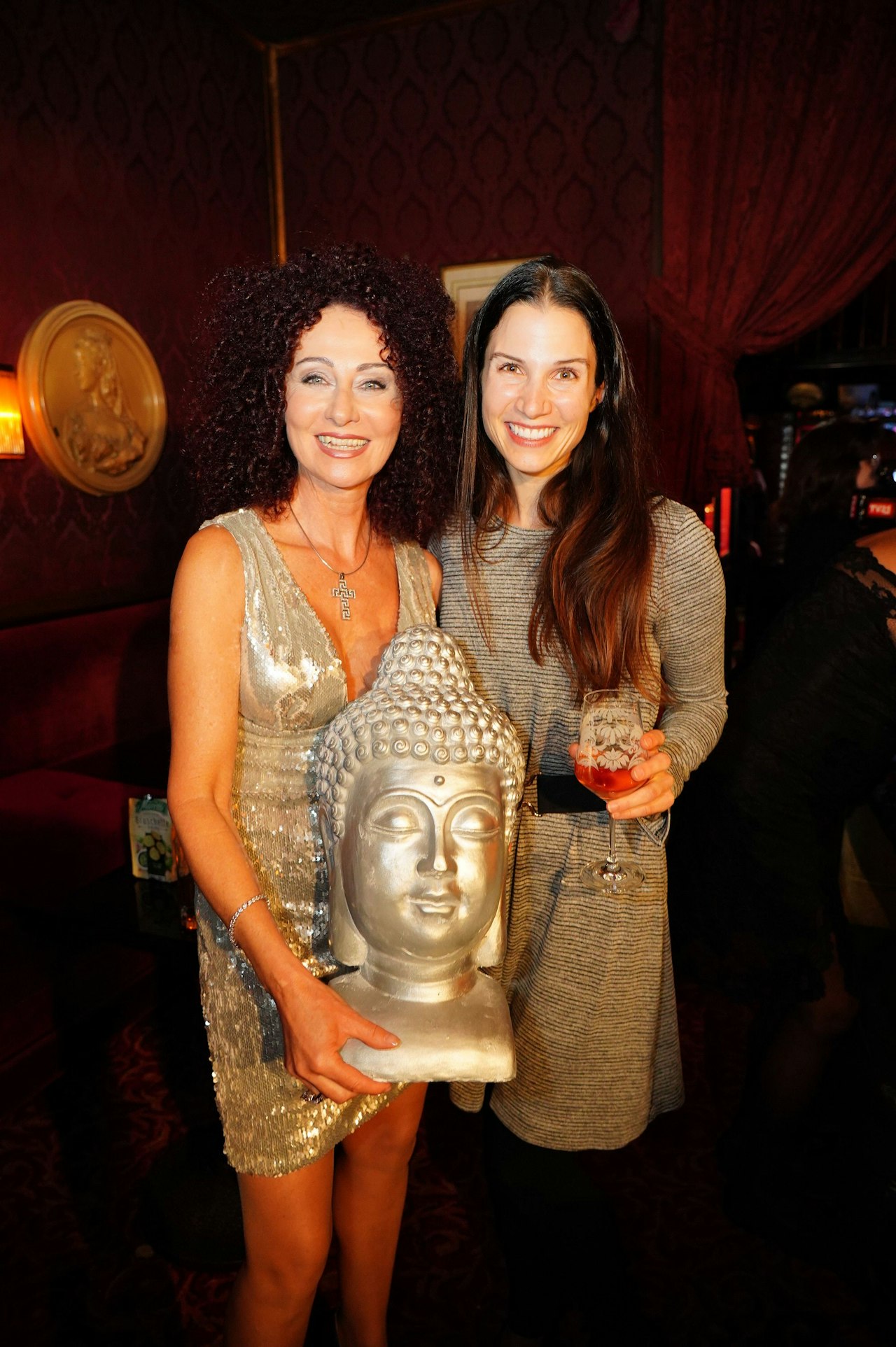 Heute.at - Lugner-Verlobte macht Mörtel in der Eden Bar Ansage