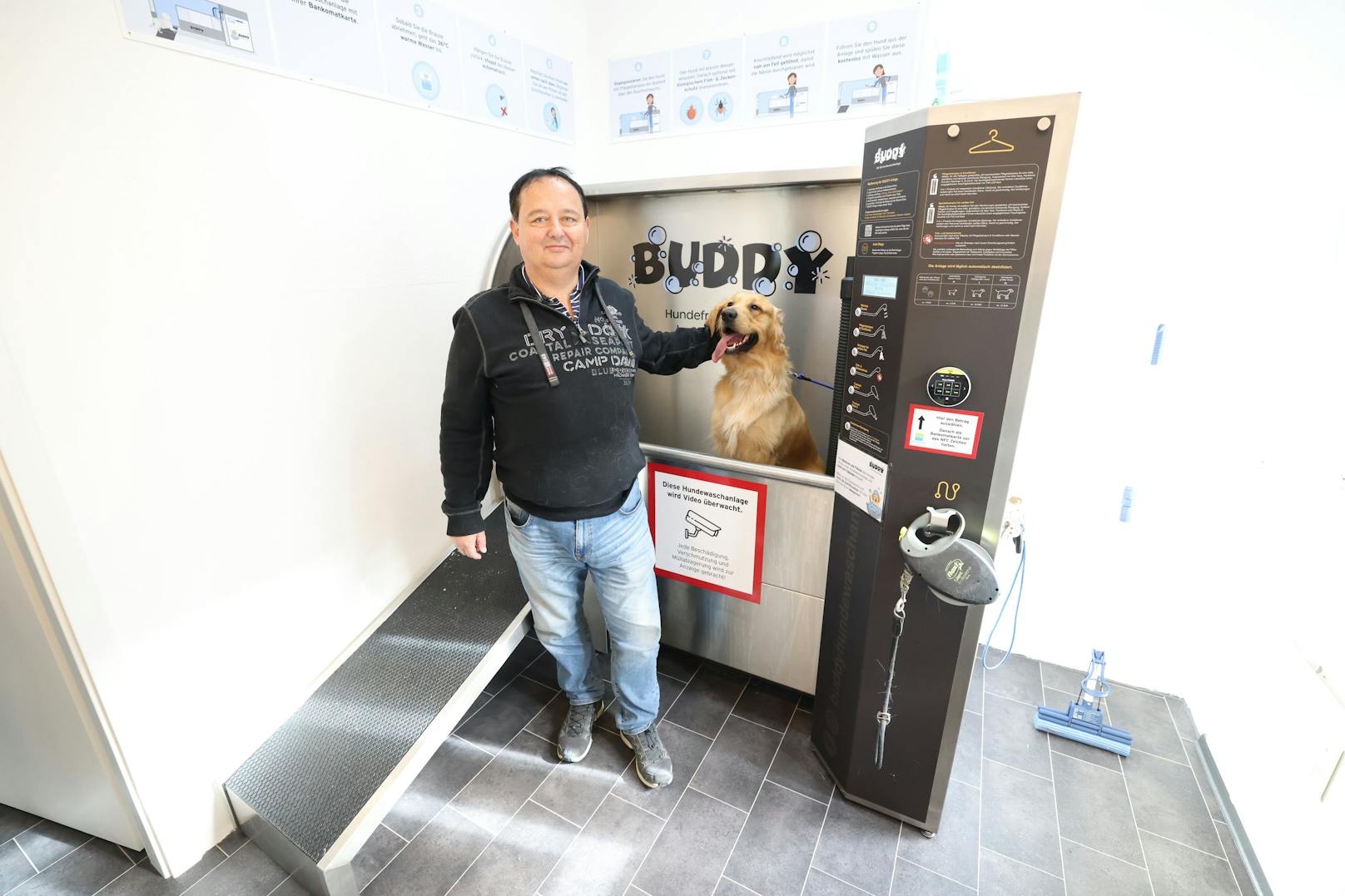 Betreiber Ludwig Buchinger (55) und sein Hund "Buddy" zeigen vor wie's geht.