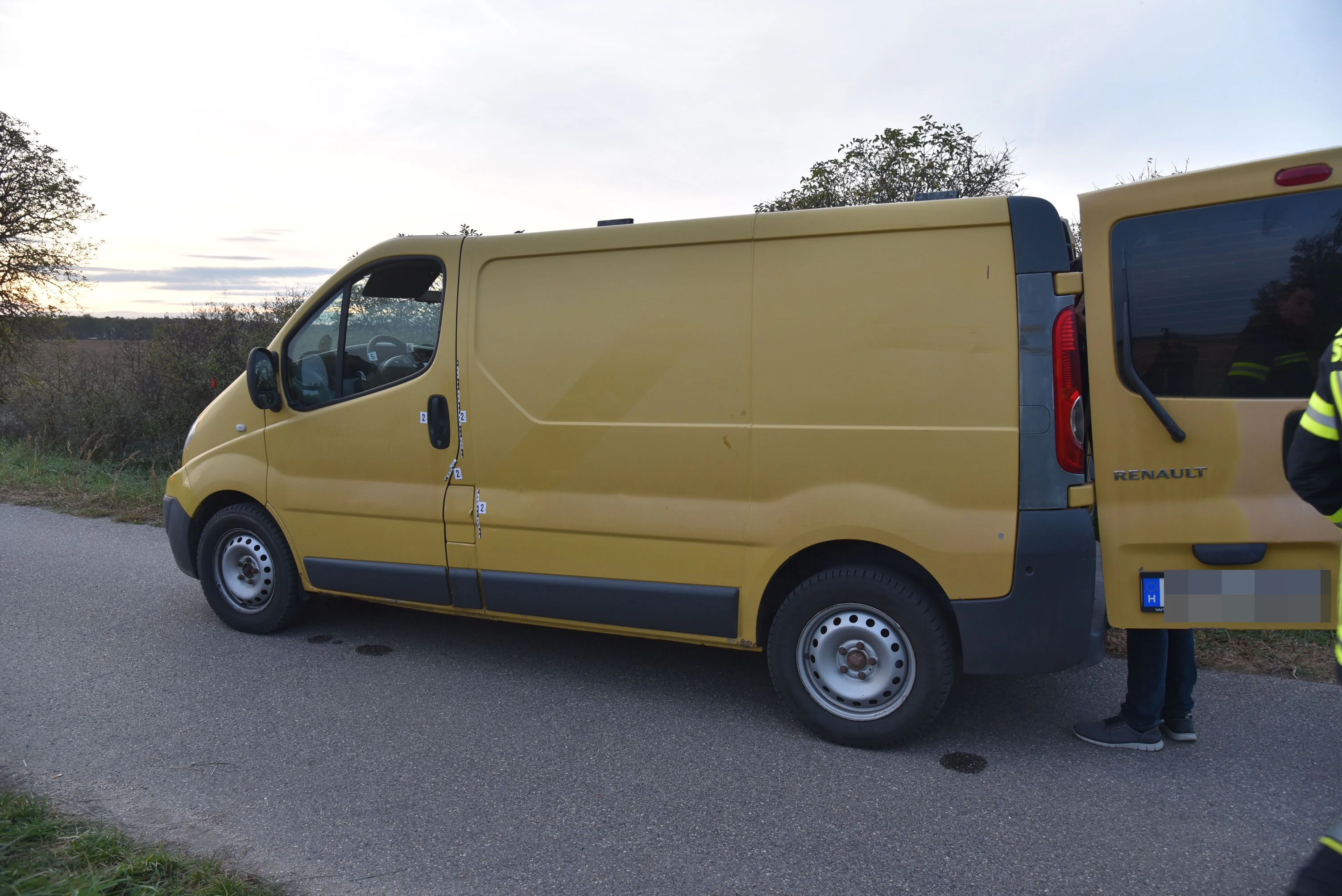 Der Kleintransporter, in dem die Flüchtlinge gepfercht waren.