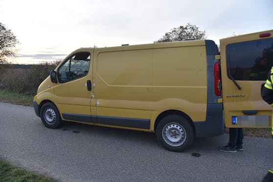Der Kleintransporter, in dem die Flüchtlinge gepfercht waren.