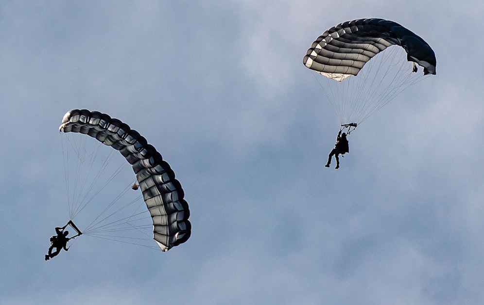 Im Gegensatz zu dieser Übung wird der Fallschirmsprung des Jagdkommandos am heutigen Nationalfeiertag auch mit einer Helmkamera übertragen.