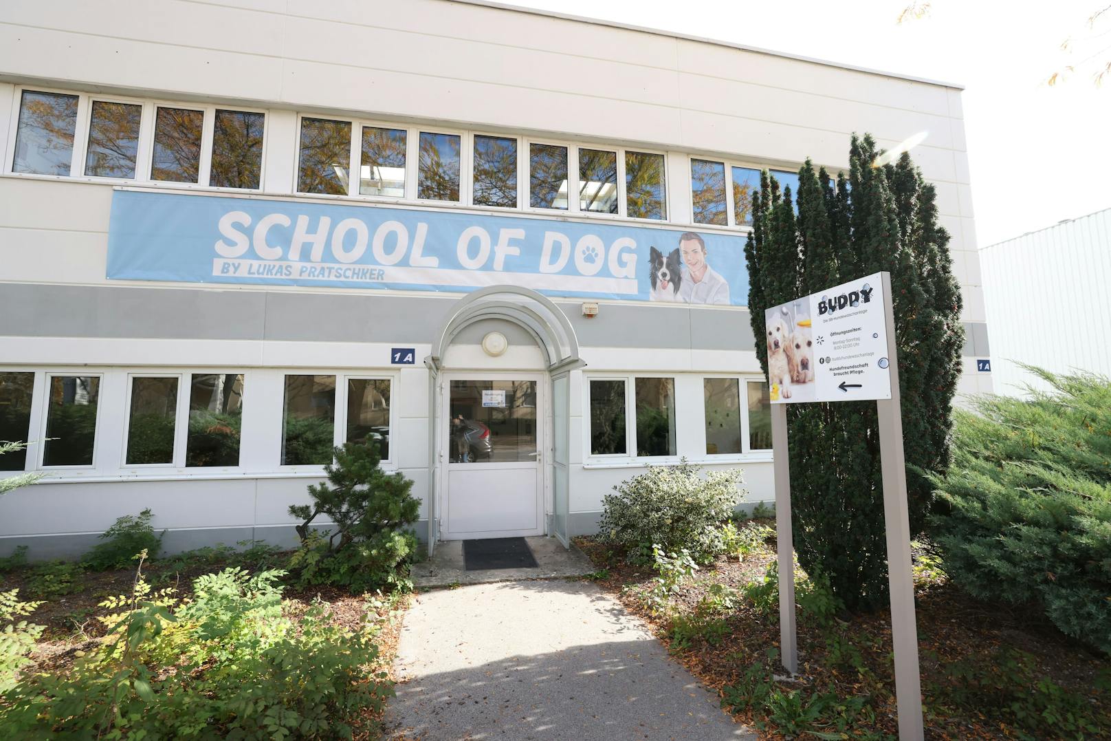In der "School of Dog" in Liesing lernen Hunde nicht nur das richtige Verhalten, sie werden auch auf Hochglanz poliert.