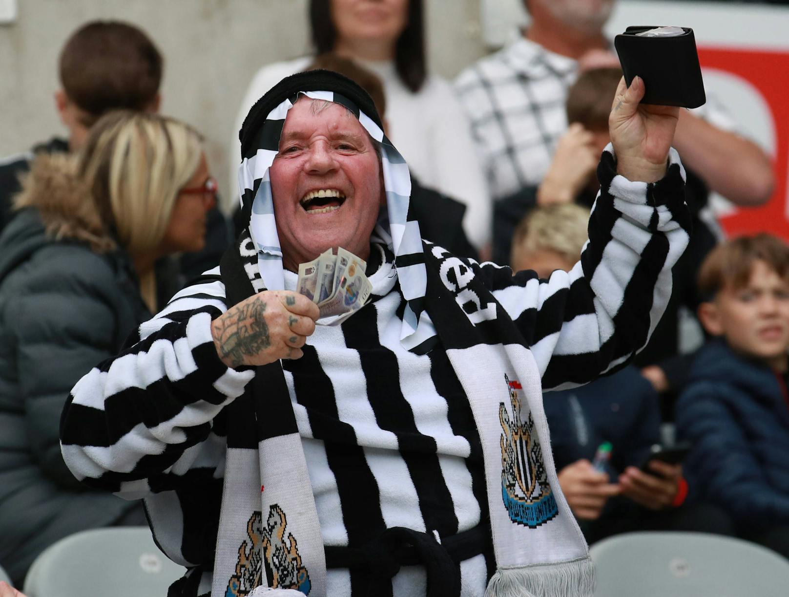 Die Newcastle-Fans hießen die neuen Besitzer aus Saudi Arabien willkommen.