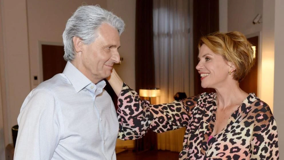 Dr. Jo Gerner trägt seine Haare für Ehefrau Yvonne plötzlich grau.