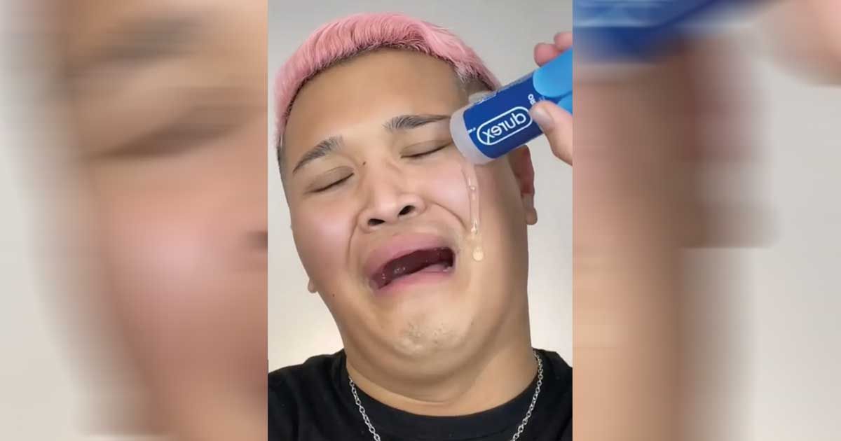 So richtig happy ist Beauty-Influencer Sean Anthony hier noch nicht über das Gleitgel als Primer – das ändert sich aber in wenigen Augenblicken.  