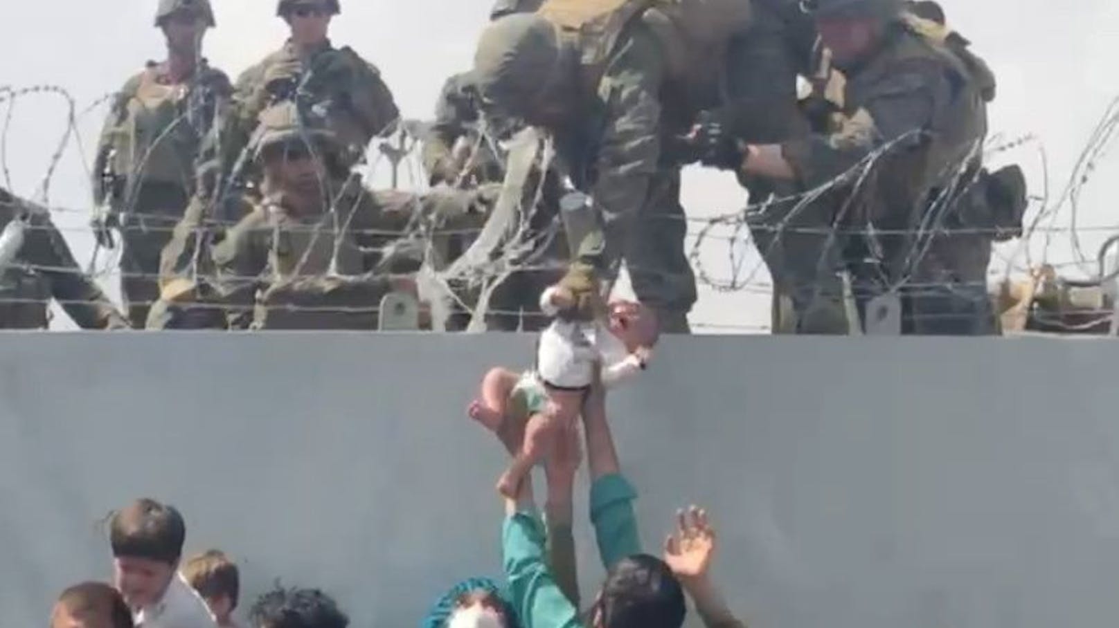 Dieses Foto ging um die Welt: die kleine Liya wurde einem Soldaten gereicht. 