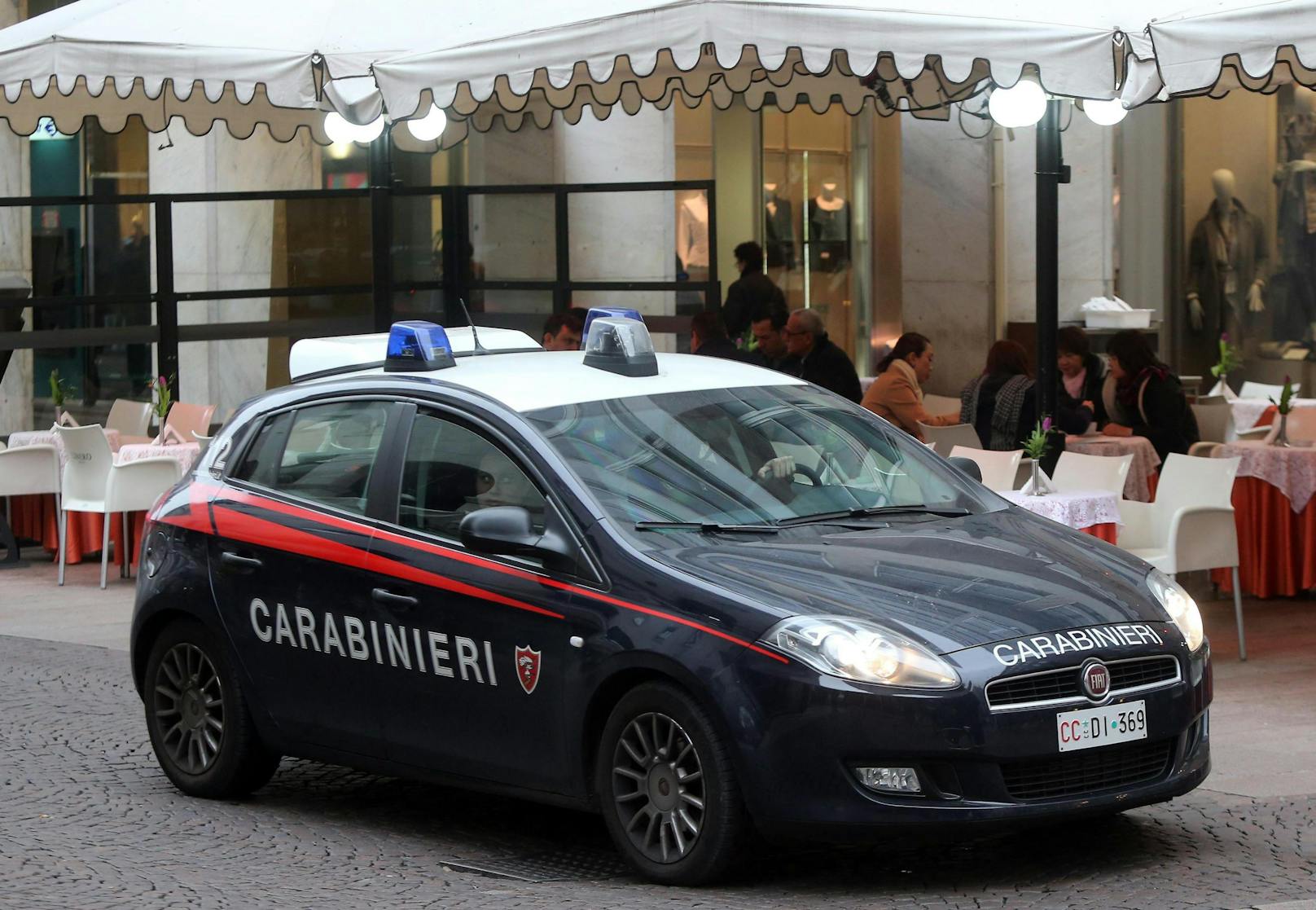 Ein Streifenwagen der Carabinieri bei einem Einsatz in Mailand. Symbolbild