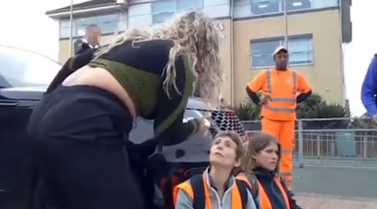 Frau droht: "Dann fahre ich euch nieder"...