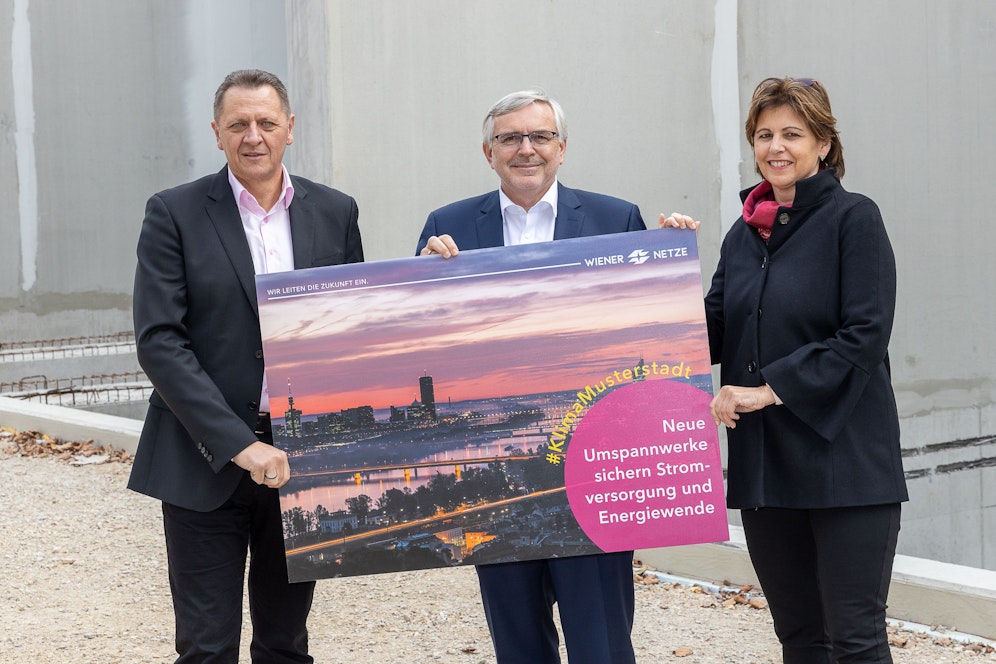 (v.l.n.r.) Bezirksvorsteher Thomas Steinhart (SPÖ), Wiener Netze-Geschäftsführer Gerhard Fida und Financial Director von Siemens Energy Michaela Länger, bei der Dachgleichenfeier des Schaltanlagengebäudes in Simmering.