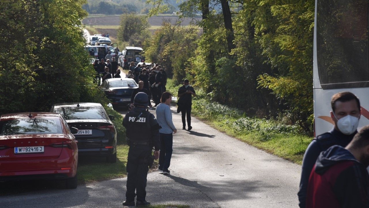 In Siegendorf wurde am Dienstag (19.10.2021) ein Kleinbus gestoppt. Darin befanden sich 30 zusammengepferchte Personen, zwei von ihnen waren bereits tot. 