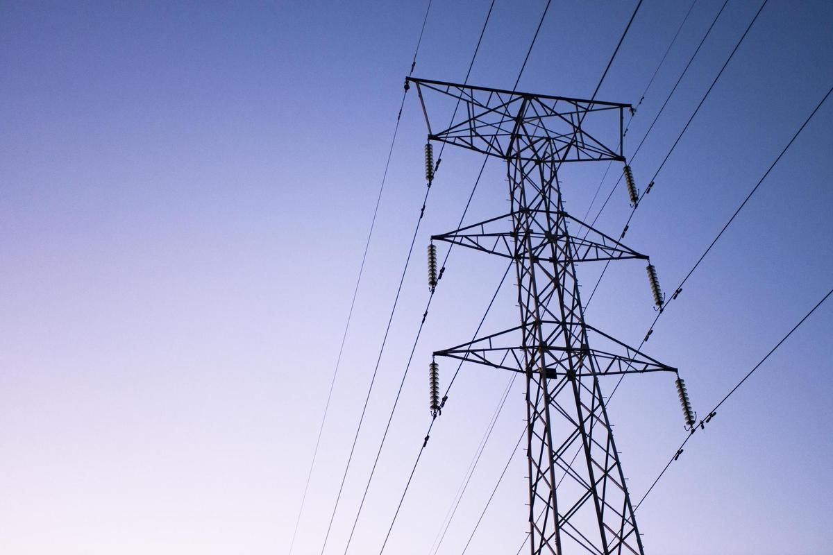 Etwa wenn wegen schlechten Wetters Solaranlagen zu wenig Strom liefern und gleichzeitig aufgrund des fehlenden Stromabkommens die Schweiz nicht aus den Nachbarländern Strom importieren kann. Aufgrund der düsteren Prognose ist nun der Bau von 2.000 Gaskraftwerken wieder eine Option.