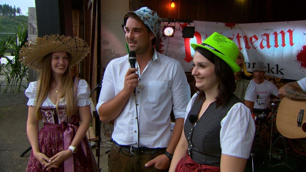 Waldbursche Mathias mit seinen beiden Hofdamen