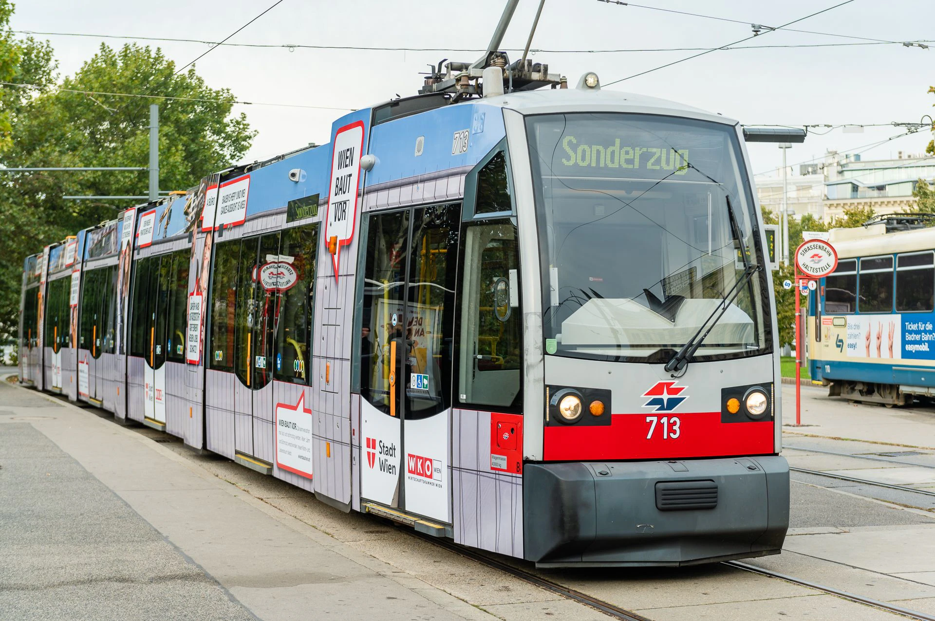 Die "Wien baut vor"-Bim fährt aktuelle Wohnbauprojekte an.