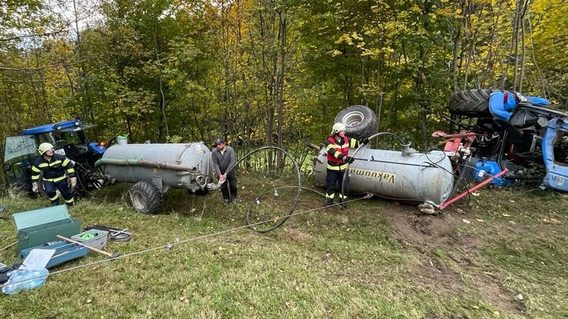 Das Fahrzeug samt Jauche-Anhänger kam erst nach 200 Meter zu liegen.