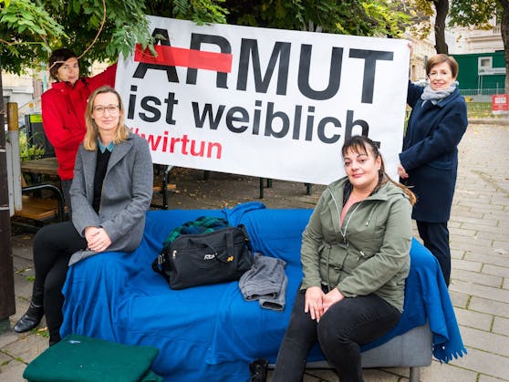 Von links nach rechts: Im Hintergrund Lis Pichler von der Caritas Winternothilfe und Unterstützerin Doris Schmidauer, im Vordergrund Leiterin vom Haus Miriam Maja Markanovic-Riedl und die ehemals von Wohnungslosigkeit Betroffene Anita Antunovic.