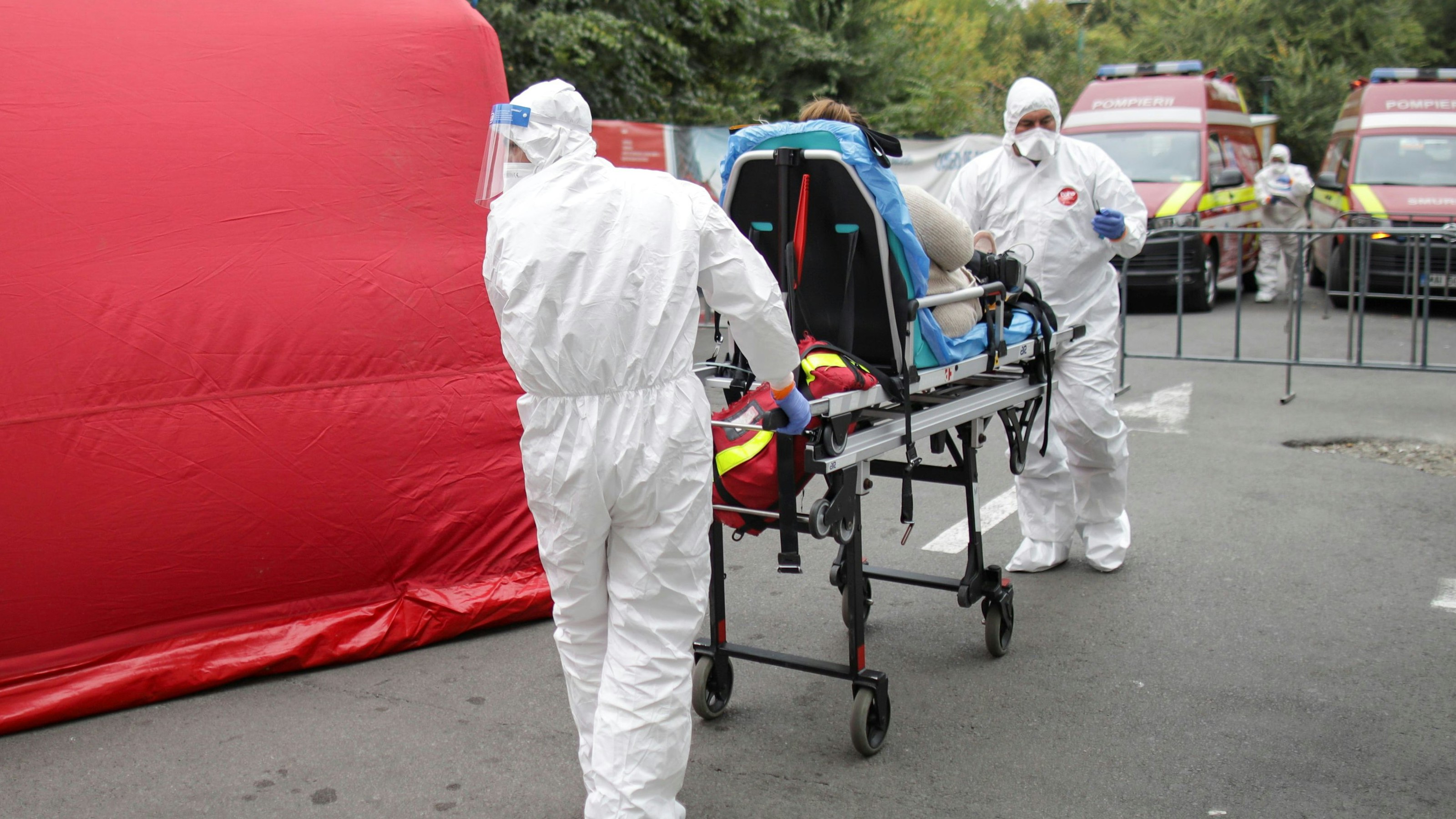 Corona-Patient wird in die Uni-Klinik von Bukarest eingeliefert.