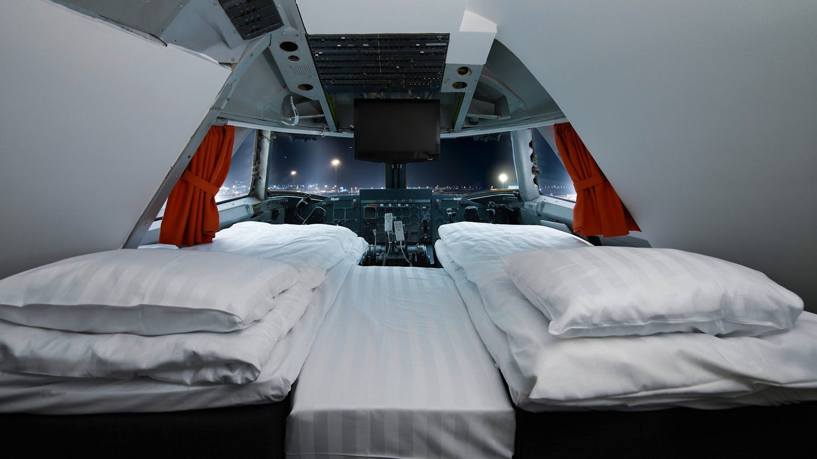Das Highlight im "Jumbo Stay" ist eine Luxussuite im umgebauten Cockpit mit Panoramablick auf den Flughafen.