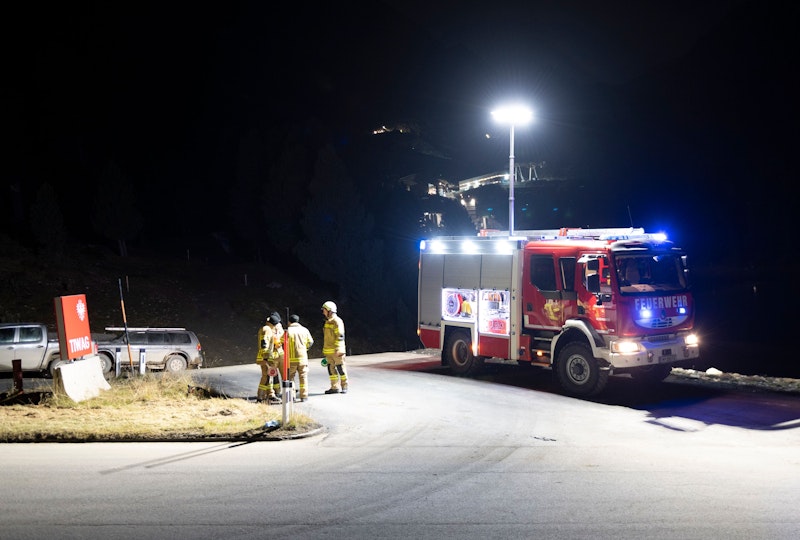 Im Zuge der unterirdischen Vortriebsarbeiten zum Begleitungsstollen dürfte ein Arbeiter eine Sprengkapsel angebohrt haben.
