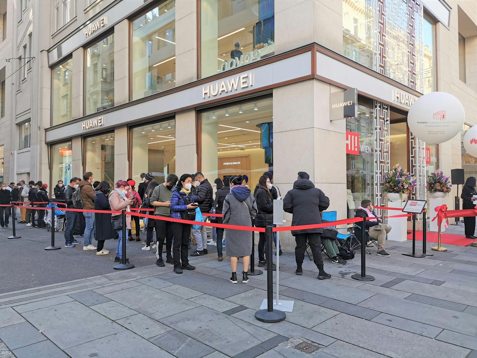 Nur einige Meter vom Konkurrenten Apple entfernt hat nun auch Huawei auf der Kärntner Straße in Wien einen Flagship Store eröffnet.&nbsp;