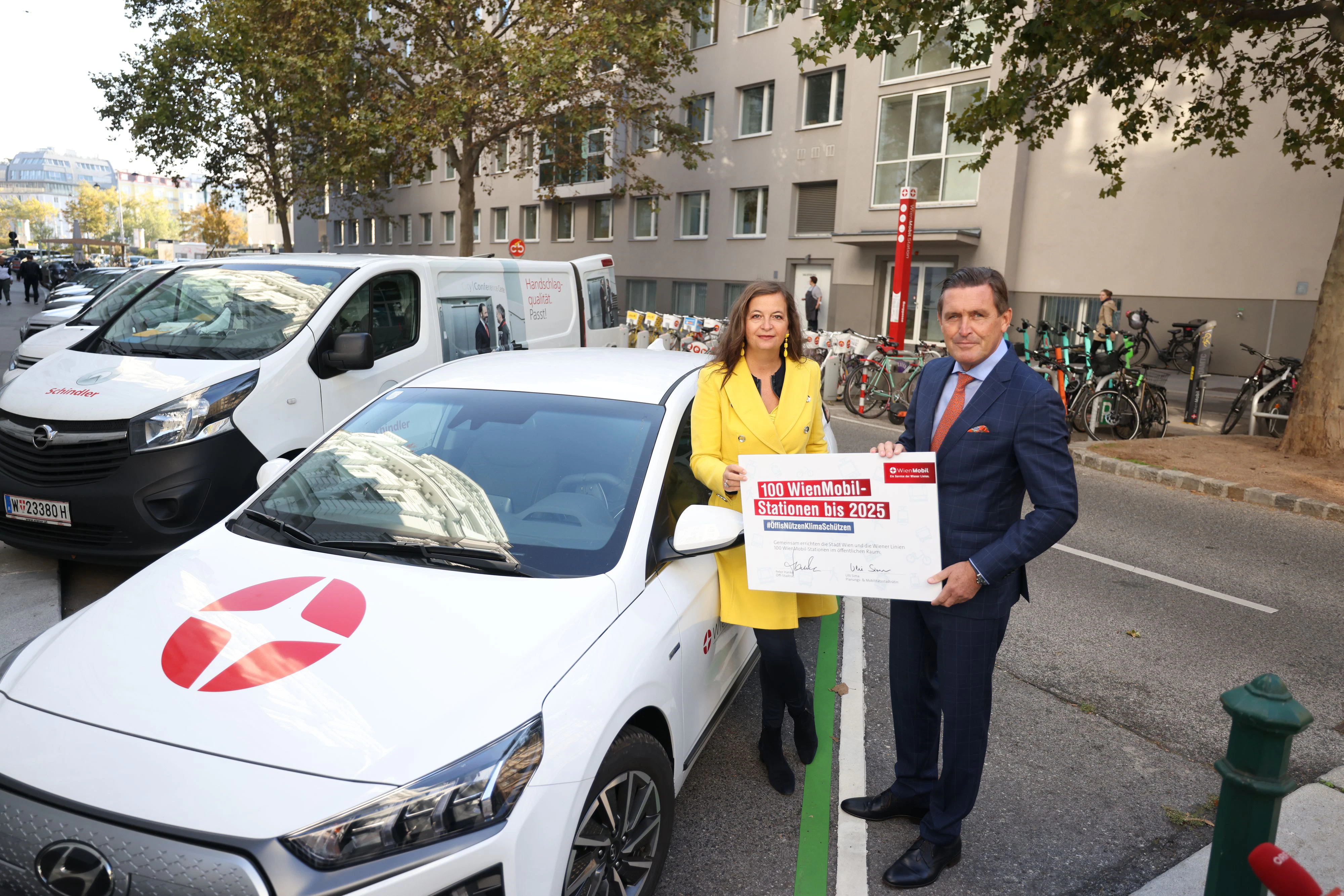 Die Wiener Linien verknüpfen bei den "WienMobil"-Stationen ihr Öffi-Angebot mit E-Autos, Bikes und Fahrrädern.