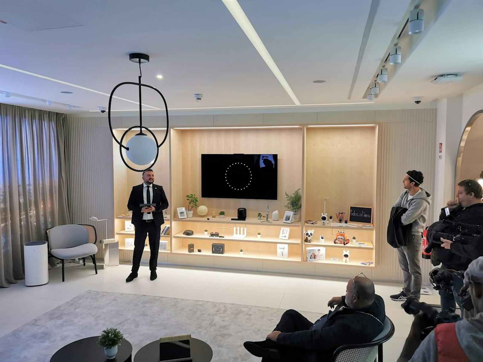 Im Untergeschoss des neuen Huawei Flagship Stores befindet sich eine Smart-Home Erlebniswelt mit smarter Küche, intelligentem Wohnzimmer und vernetztem Laufband. Sie soll zeigen, wie Huawei-Produkte zusammenspielen.