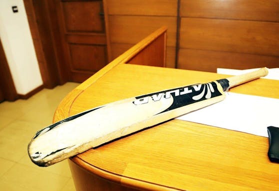 Mit diesem Cricketschläger soll der Angeklagte zugeschlagen haben.