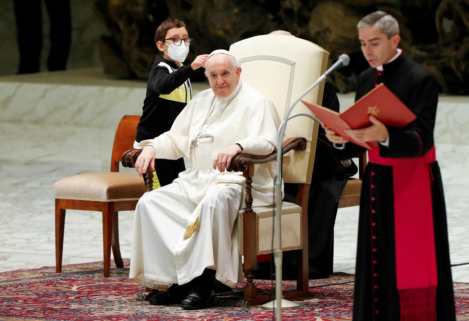 Papst Franziskus schenkte einem Buben eine seiner weißen Kappen. Das Kind näherte sich dem Pontifex bei einer Audienz.