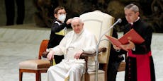 Papst Franziskus verschenkt seine weiße Mütze an Buben