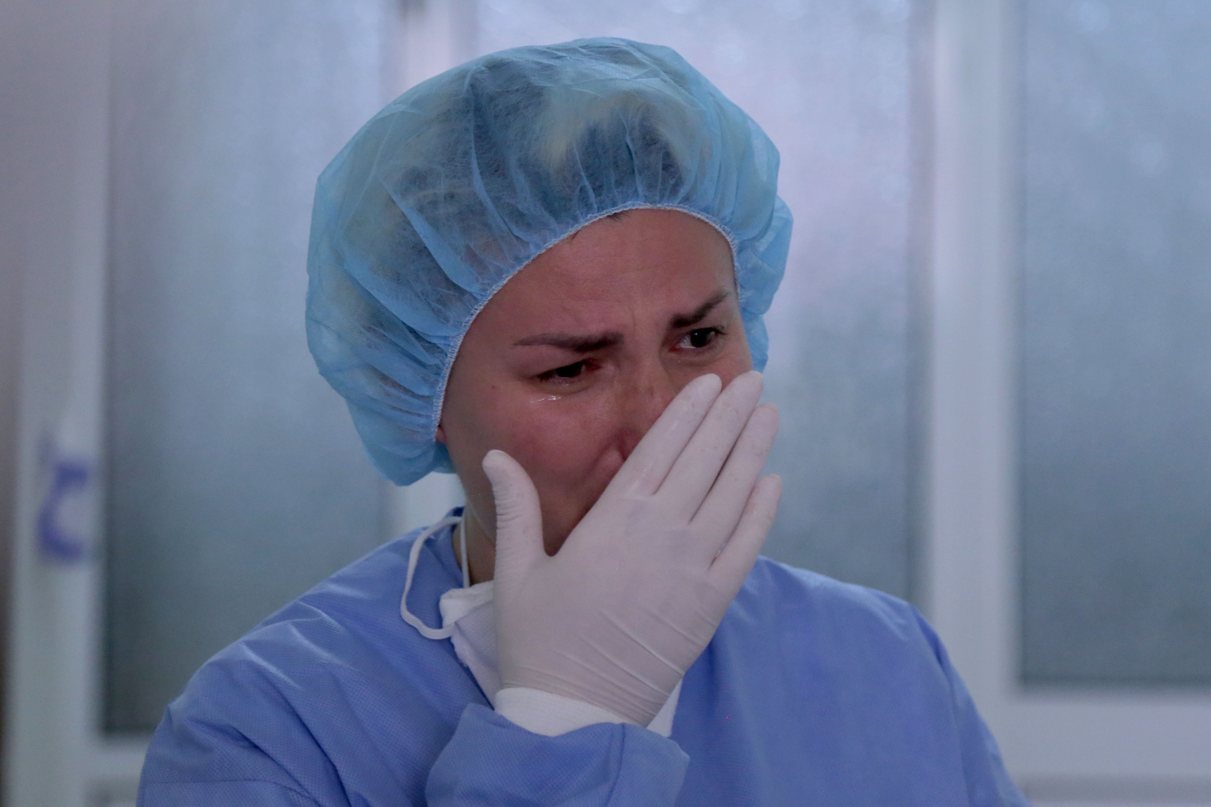 Download von www.picturedesk.com am 20.10.2021 (15:14).  TOPSHOT - Medic worker Nevila Gjermenicries as she gives an interview at the Infective Disease Hospital turned to receive patients contaminated with the COVID-19 disease caused by the novel coronavirus in Tirana on May 1, 2020. - One of Europe's poorest countries, Albania was quick to impose a draconian lockdown and has so far avoided the devastation seen in places like Italy, which lies just across the Adriatic sea. Some 30 people have died while less than 1,000 are known to be infected. But as the country now slowly eases its sweeping restrictions, exhausted doctors fear of a fresh inundation of infections in their hospital wards. (Photo by Gent SHKULLAKU / AFP) - 20200501_PD10110 - Rechteinfo: Rights Managed (RM) Nur für redaktionelle Nutzung! Werbliche Nutzung erfordert Freigabe: bitte schicken Sie uns eine Anfrage.