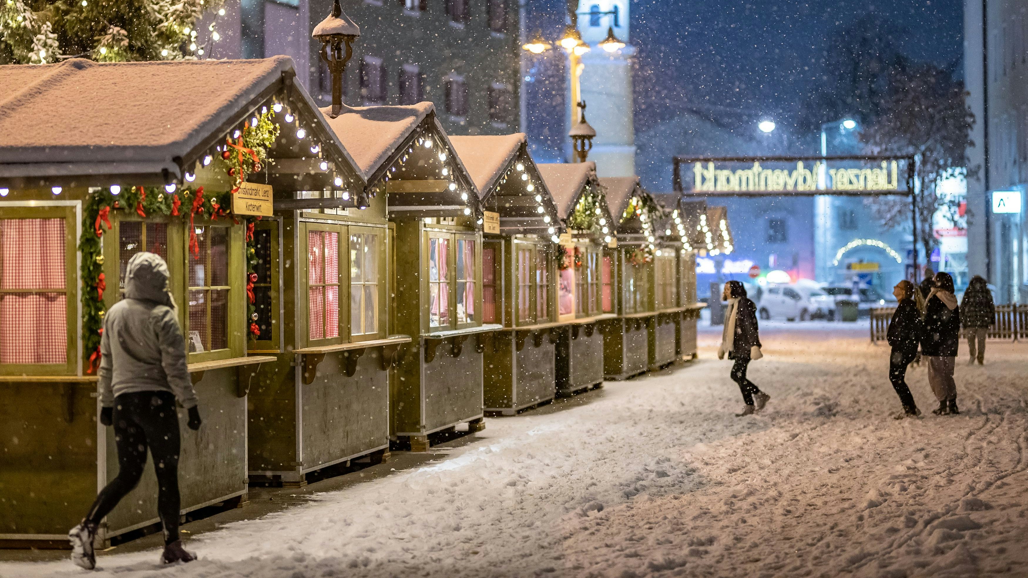 Download von www.picturedesk.com am 20.10.2021 (16:33).  ABD0143_20201202 - LIENZ - ÖSTERREICH: Besucher am Lienzer Adventmarkt am Mittwoch, 2. Dezember 2020. Für Osttirol und Kärnten sind starke Schneefälle vorhergesagt. - FOTO: APA/EXPA/JOHANN GRODER - 20201202_PD5206 - Rechteinfo: Rights Managed (RM)