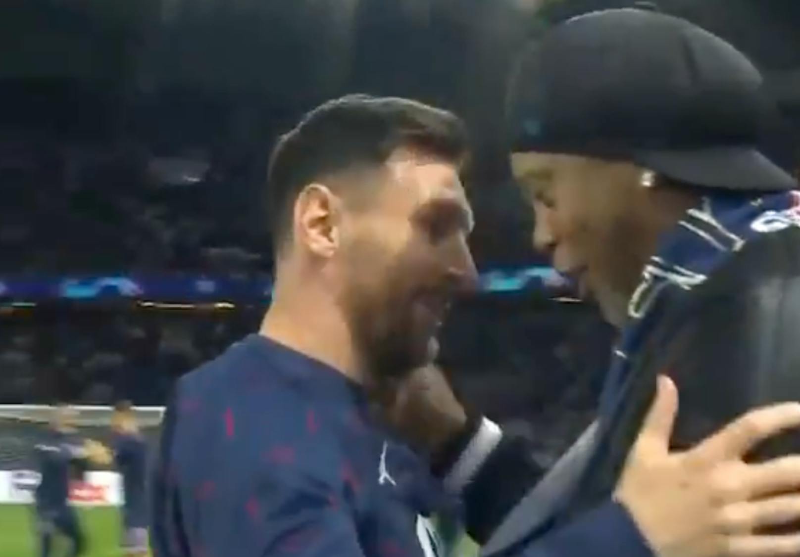 Lionel Messi und Ronaldinho bei der herzhaften Umarmung.