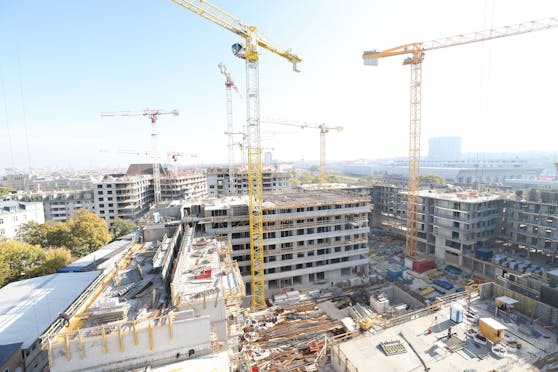 Am Bauplatz entstehen rund 850 geförderten Wohnungen und 181 Wohneinheiten mit 214 Pflegeplätzen.