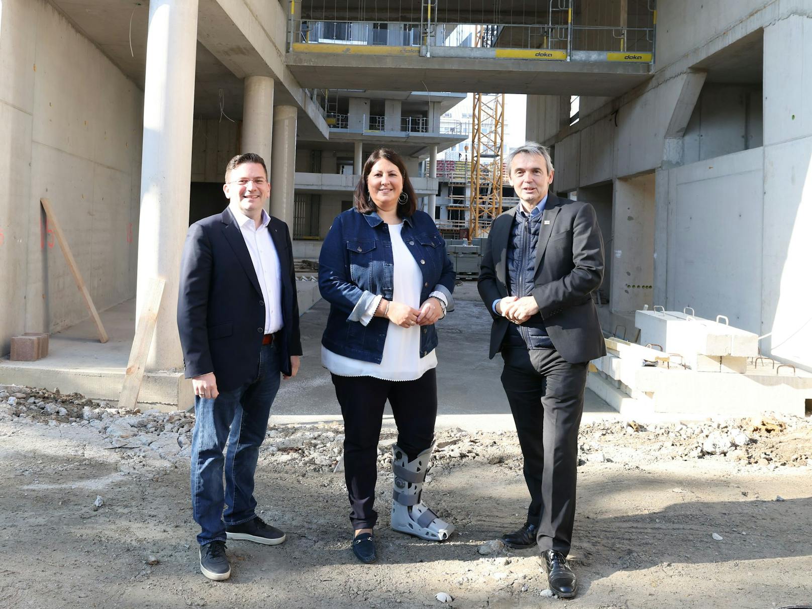 Durch die Baustelle in Wien-Meidling führt Wohnbaustadträtin Kathrin Gaal (SPÖ) mit Bezirksvorsteher Wilfried Zankl (l.) und Kurt Hofstetter, Koordinator der Bauausstellung.
