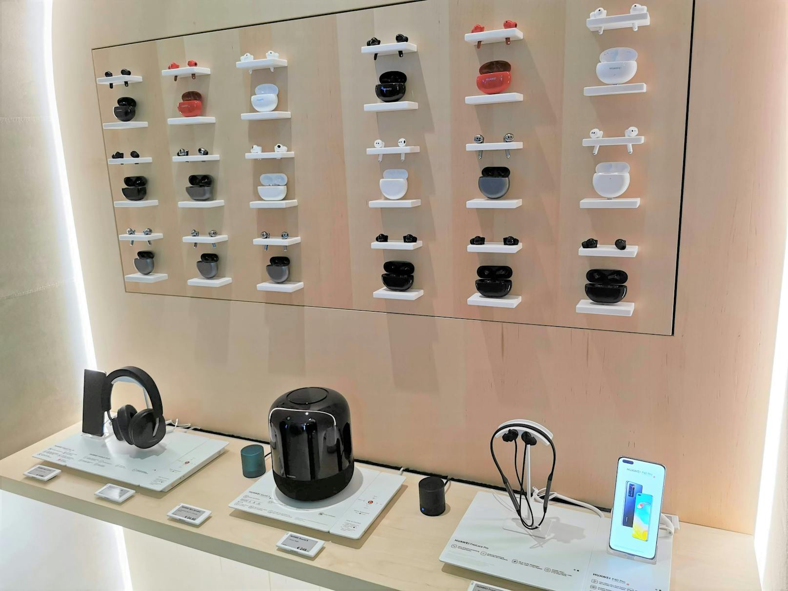 Im Erdgeschoss ist der Produktbereich zu finden, in dem die neuesten Huawei-Geräte ausgestellt sind, ...