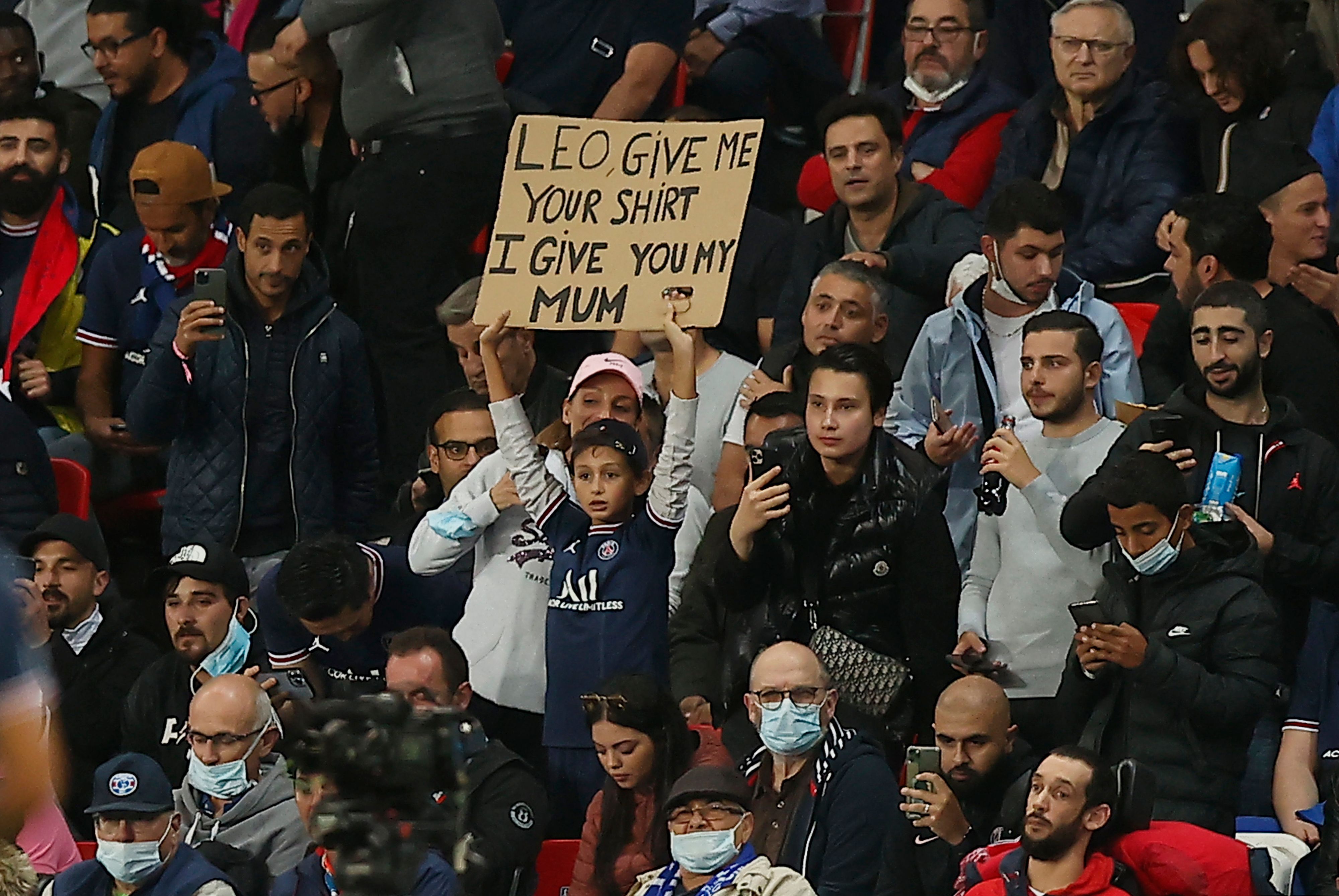 Dieser Bub bietet Lionel Messi seine eigene Mutter an.