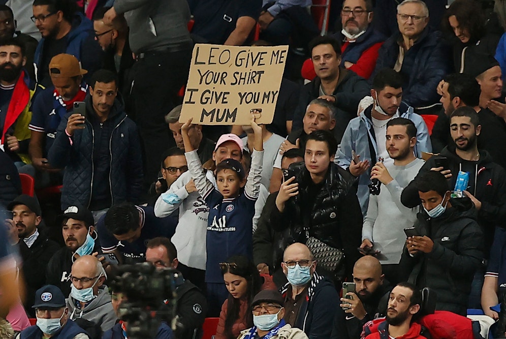 Dieser Bub bietet Lionel Messi seine eigene Mutter an.