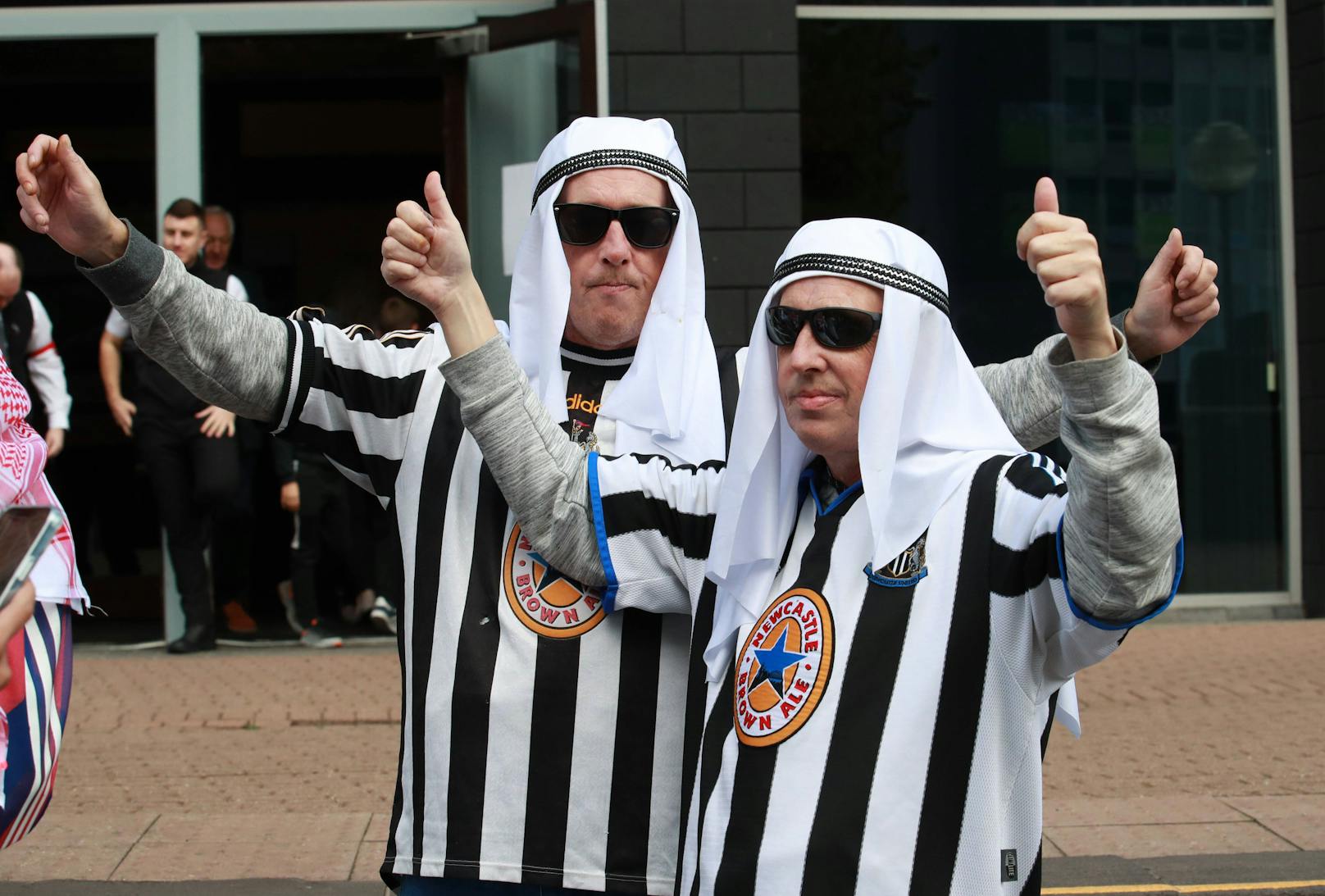 Newcastle-Fans sollen nicht mehr mit arabischen Kopfbedeckungen kommen. 