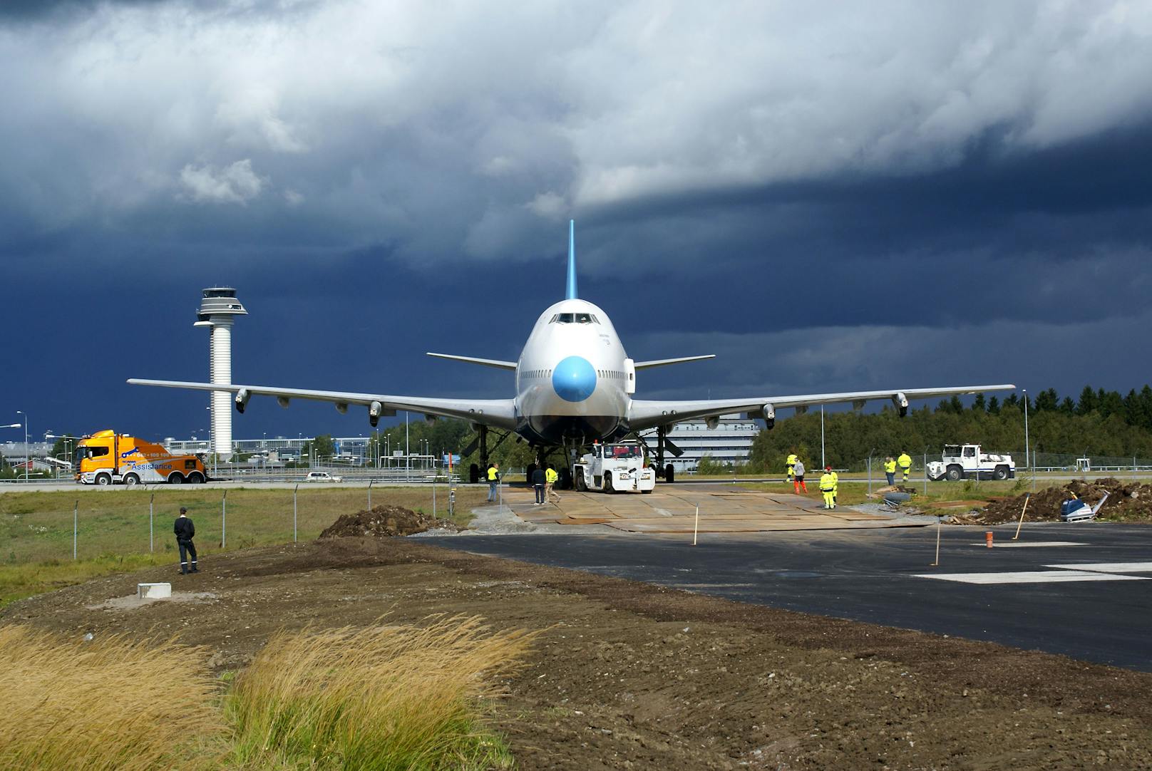 Seit 2009 können Gäste am Flughafen Arlanda in Stockholm in einem echten, umgebauten Jumbo-Jet übernachten – am Boden.