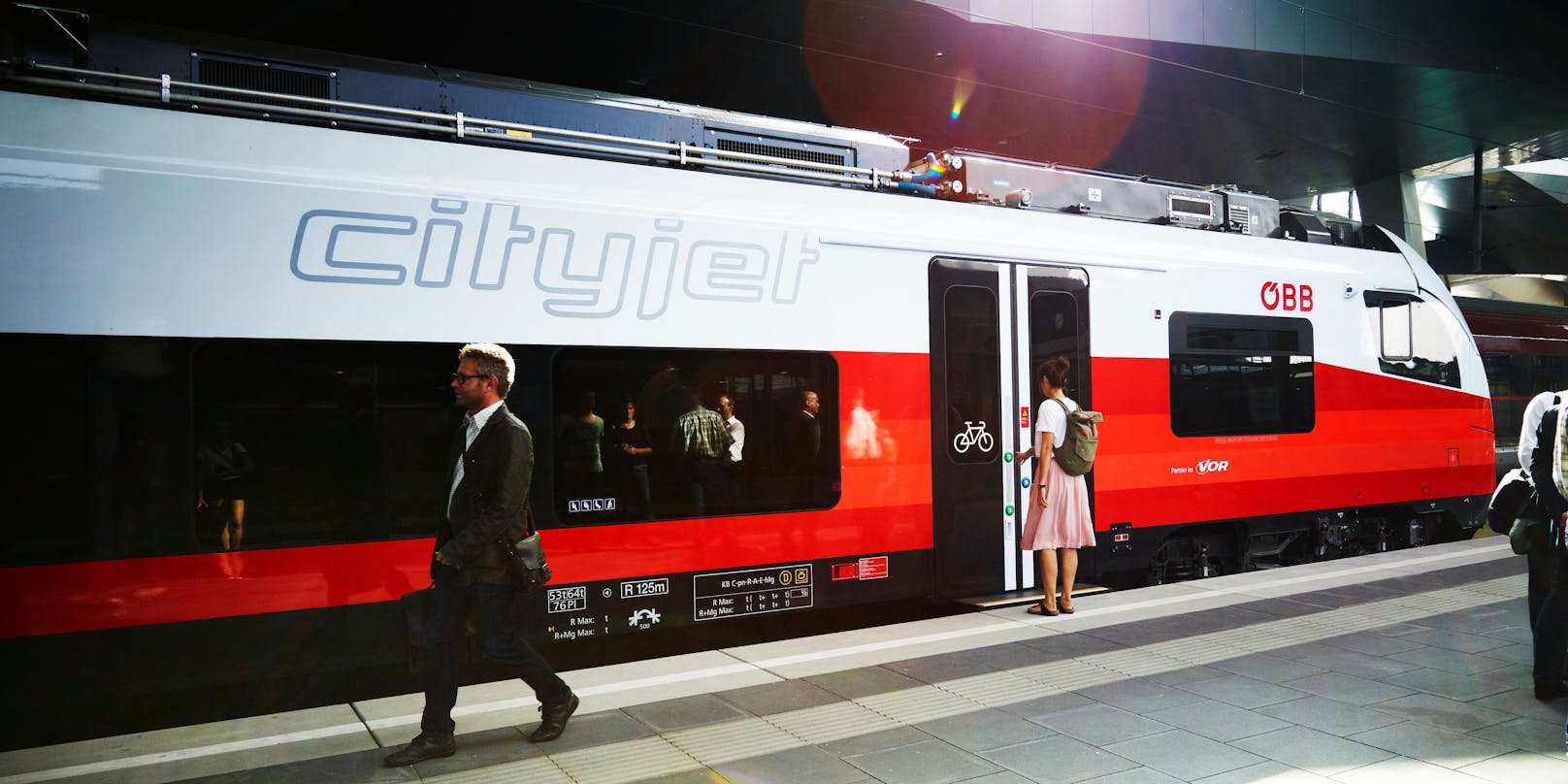 Rund 100.000 Menschen pendeln jeden Tag per ÖBB-Zug nach Wien. (Symbolbild)